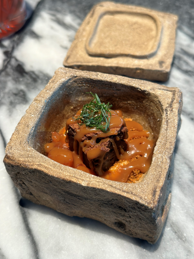 Paulo Alves iniciou com um brownie, colocado sobre um creme de baunilha e coberto com ganache de chocolate, finalizado com folhas de shisso, que trouxeram frescura ao prato.