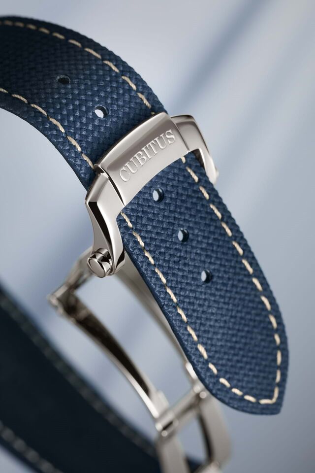 A bracelete, ao contrário dos outros modelos da mesma coleção é em material compósito.