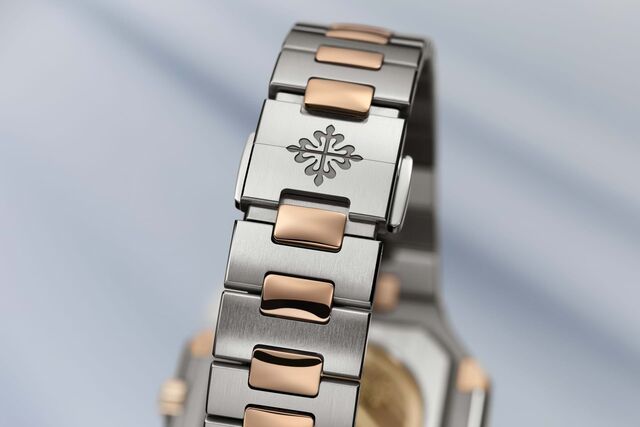 Fecho de báscula patenteado pela Patek Philippe, visível em dois dos modelos.
