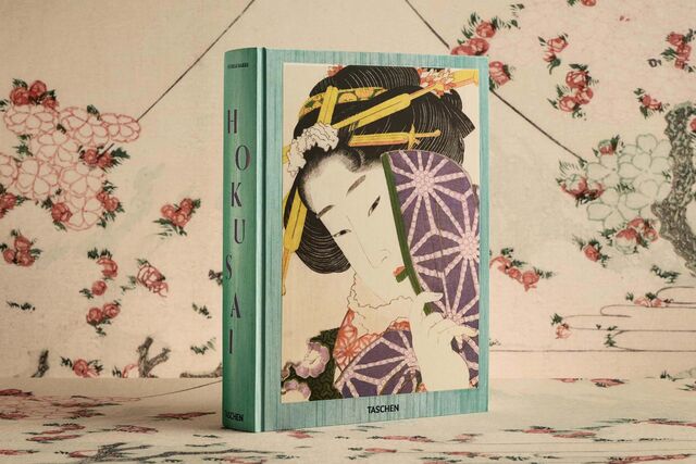 Esta edição reproduz 746 gravuras, pinturas, esboços, desenhos e ilustrações do grande artista japonês