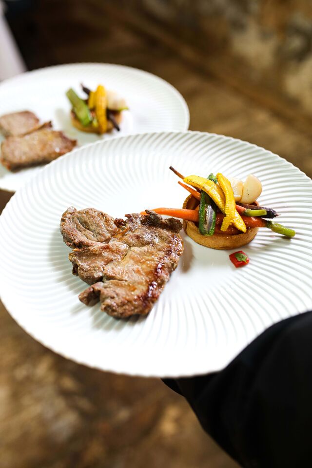 Tivemos dois pratos de porco local, um deles em versão tomahawk absolutamente única.