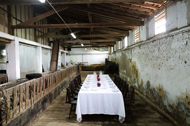 Foi na porta ao lado da queijaria, no antigo ovil da propriedade – difícil imaginar lugar mais adequado − que o Eleven organizou um almoço de celebração com um menu pensado especialmente para este evento.