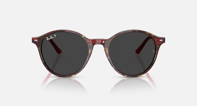 Óculos de sol Bernard, €213, Ray-Ban.
