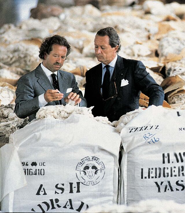 Sergio and Pier Luigi Loro Piana inspecionam os fardos de lã que chegam da Austrália e da Nova Zelândia