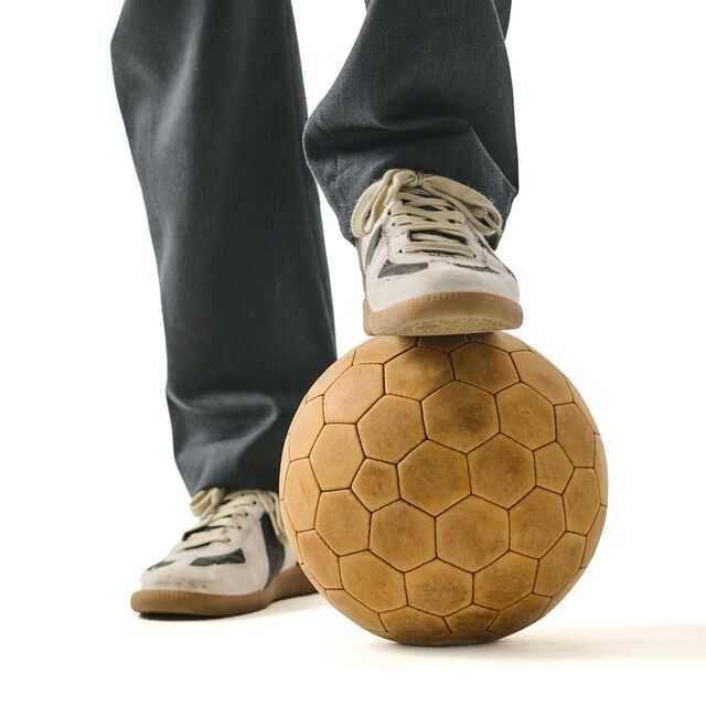 Em junho lançou a primeira bola para venda, industrializada, mas cosida à mão e em pele italiana de alta-qualidade, a Original 92.