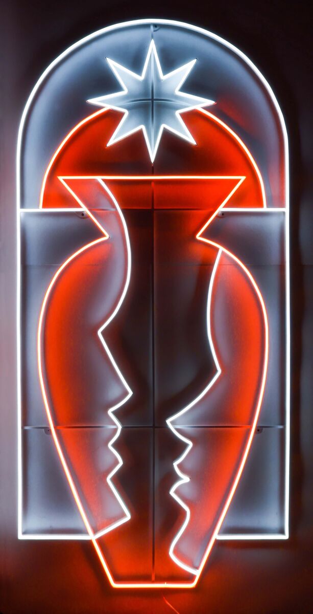 Em Duality of Perception, a ousadia manifesta-se em materiais inovadores, como o acrílico com textura terrazzo e o LED Néon, que intensificam a experiência visual e tátil das suas composições.