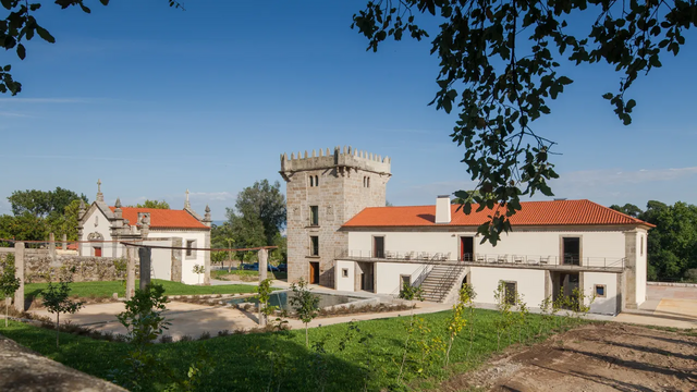 Em Braga, no meio de vinhas e matas minhotas, surge a Torre de Gomariz Wine & Spa Hotel.