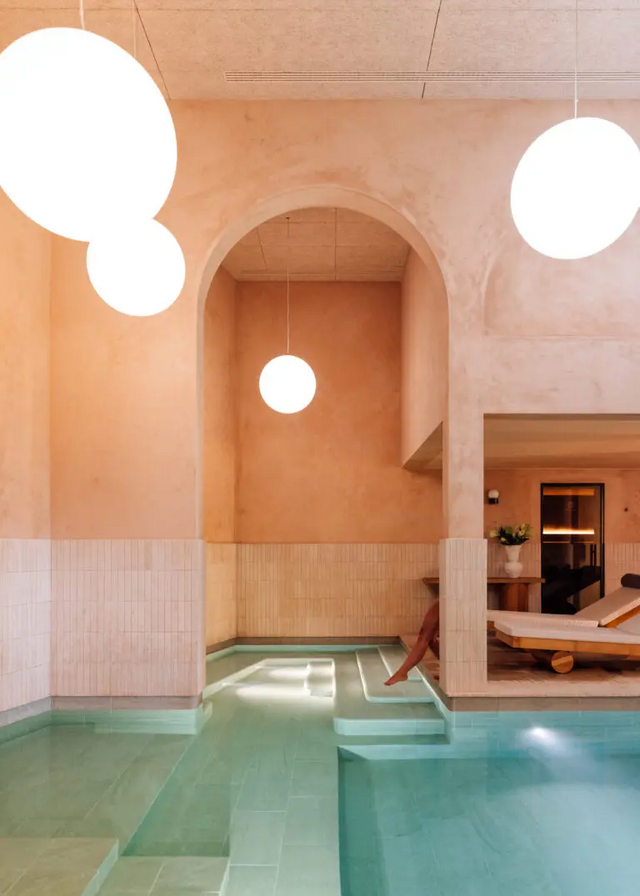 Não poderia faltar um espaço de relaxamento e aqui, o spa inspira-se nas termas romanas que em tempos existiram na região.