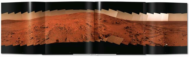 O livro tem páginas desdobráveis para uma visão mais panorâmica de Marte