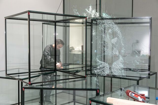Simon Berger pensava um dia ser arquiteto, mas acabou por se tornar um artista plástico com especial foco na manipulação de vidro para criar imagens fotorrealistas.