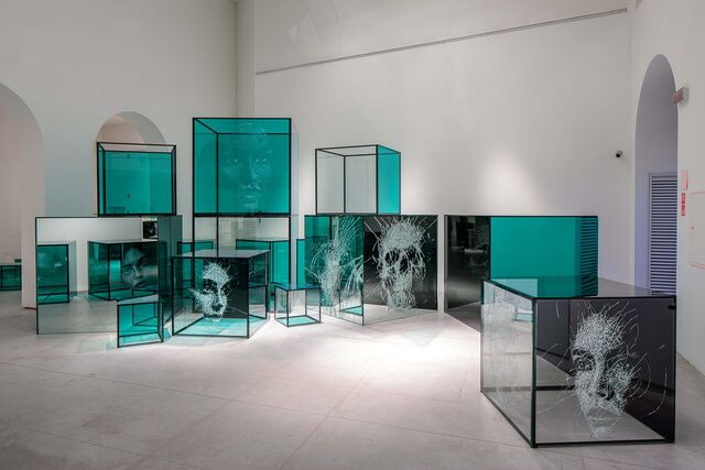 Agora numa exposição em nome próprio, aprofunda a relação com a Underdogs através de estruturas em blocos de vidro esculpidos com jato de areia de alta pressão.