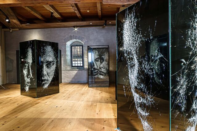 A refração da luz faz com que os retratos se iluminem como se a luz viesse da próprio obra, enquanto a transparência abre caminho ao artista para explorar as noções de infinito.