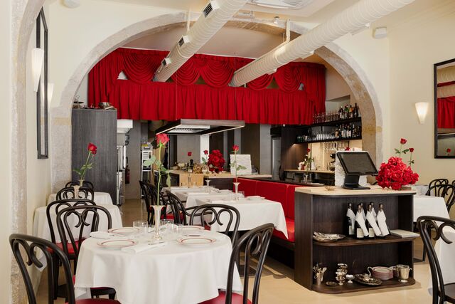 Com uma decoração minimalista pontuada por toques de vermelho, e uma esplanada encantadora que nos remete ao cenário do filme Amélie, o Bisque Bistro faz-nos sentir numa autêntica brasserie parisiense.