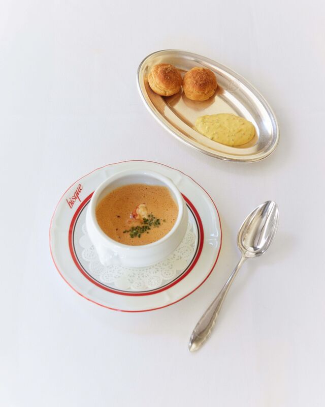 Lagosta com gougères e molho rouille (€25).