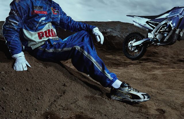 A coleção vai além do calçado. O rapper e a marca alemã desenharam peças que reinterpretam o espírito dos fatos de corrida, como o Racing Suit com corte justo e o Distressed Racing Suit.