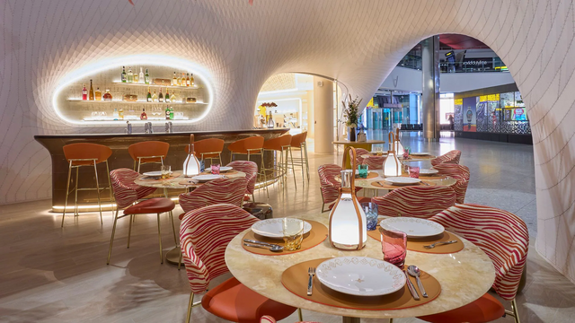 O design futurista une a grandiosidade de um pavilhão ao ar livre de tons frios com o intimismo do seu interior.
