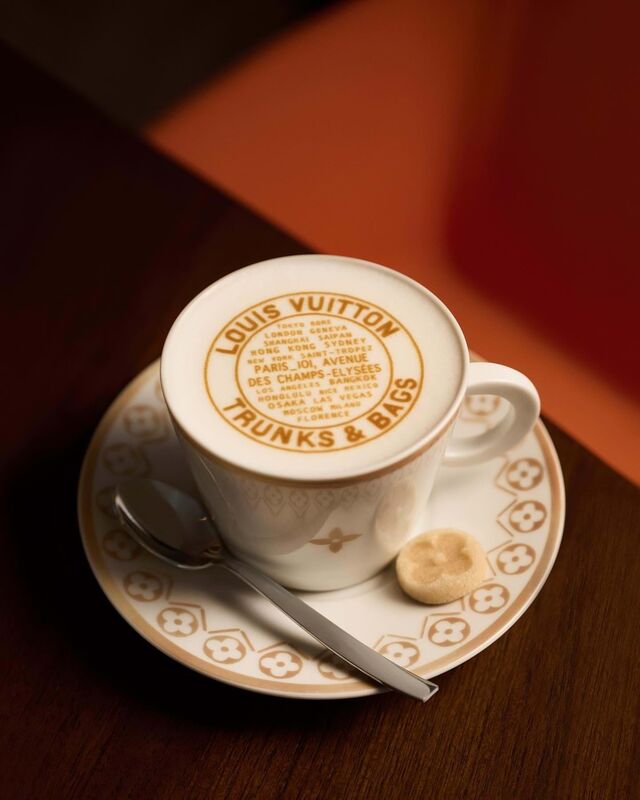 Mobília personalizada ao estilo da marca em tons quentes e conjunto de mesa da linha Art of Dining da Louis Vuitton.
