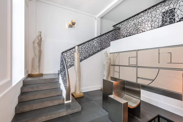 Algumas características foram deixadas como Karl Lagerfeld as deixou, como a escadaria, a porta e a cozinha.