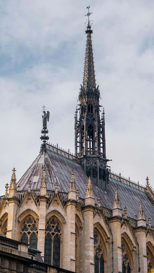 O incêndio que assolou Paris e o mundo fez, inclusive, ruir o pináculo central do edifício.