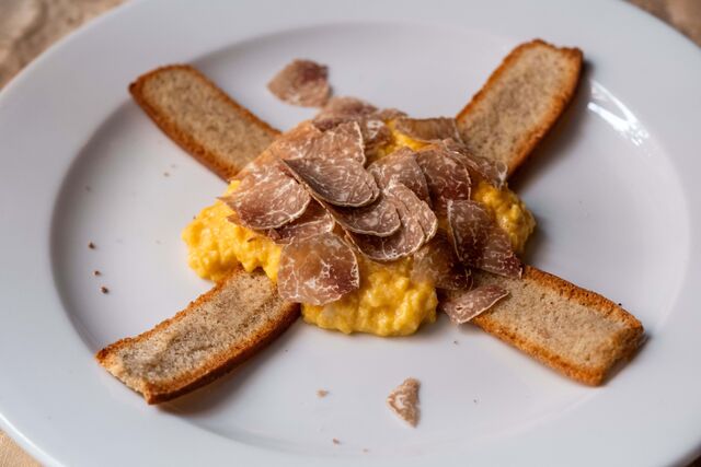 Ovos biológicos mexidos com manteiga, pão torrado e trufa branca de Alba, €44,90.