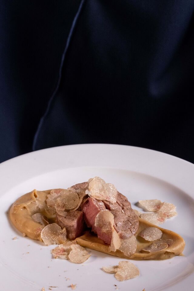 Medalhões de lombo de vitela, com creme de castanha e batata-doce, finalizados com trufa branca de Alba, €65,90.