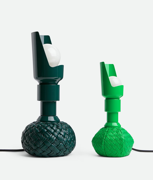Os candeeiros surgem em preto, cinzento, vermelho, verde esmeralda e, claro, o reconhecível verde Bottega Veneta.