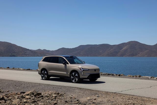 No caso do Volvo, a suspensão do EX90 filtra perfeitamente as irregularidades e oferece aos ocupantes um andamento de "tapete rolante".