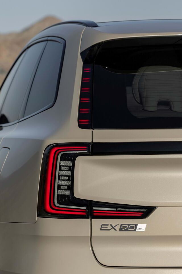 Apresentado em novembro de 2022, mas com produção iniciada apenas em maio deste ano, o Volvo EX90 é um veículo 100% elétrico de sete lugares, que se assume como o topo de gama da marca sueca no que aos SUV diz respeito.