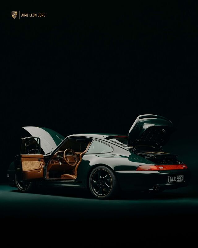 O exterior verde escuro, presente até nas jantes Porsche Turbo Twist de 18 polegadas, contrasta com o interior de pele de cordeiro camel, com carpetes e assentos de pelo, mas com costas duras que transportam a cor do exterior para o interior.