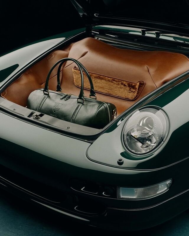 Além de tipologias de vestuário de inspiração habitual no streetstyle nova-iorquino, esta coleção contém um saco de viagem de pele que encaixa perfeitamente no porta-bagagens do automóvel.