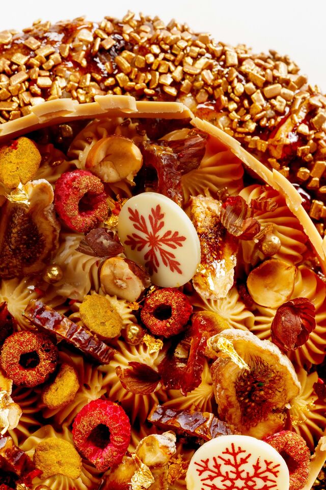 Este Natal conta com o seu clássico bolo-rei, desta vez os elementos de chocolate negro, noz pecã, damascos e tâmaras, são aromatizados com o sabor da laranja nacional e um toque final de malte.
