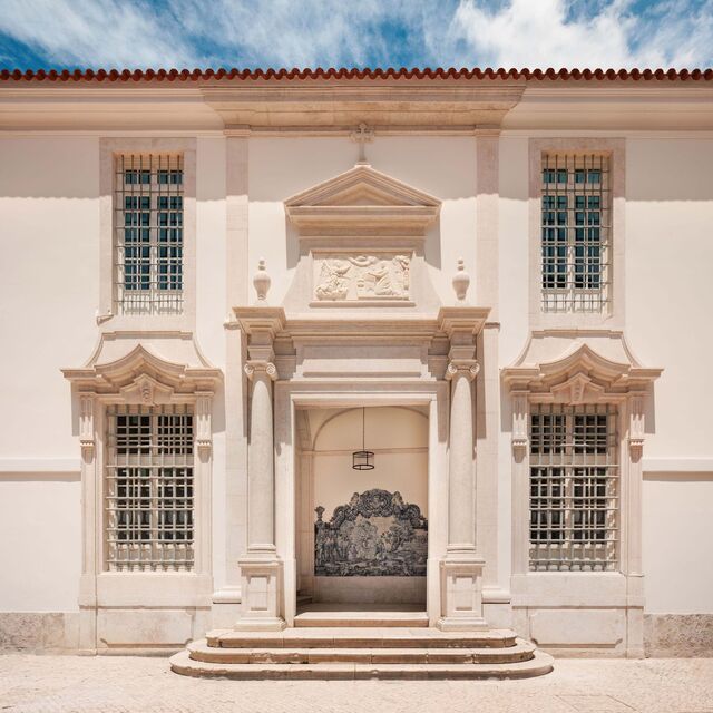O Santa Joana é, evidentemente, a estrela principal e por isso ocupa uma posição privilegiada na antiga igreja do convento − um espaço de "notável qualidade arquitetónica", como destaca o património cultural da Câmara de Lisboa.