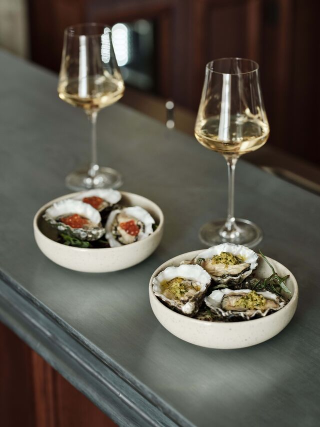 A carta é ligeiramente mais complexa do que na maioria dos restaurantes, dividindo-se em Acepipes, Bar de Ostras (da Ria Formosa, Ria de Aveiro e Sado) e Raw Bar.