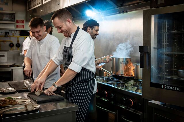 O chef Francisco Quintas enaltece a qualidade dos produtos, mas destaca a ervilha lágrima. O chef Emiliano Savio, por outro lado, realça o prato de cordeiro do menu.
