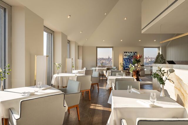 Este ano, o jantar de dia 24 de dezembro, o almoço de dia 25 e o jantar de passagem de ano pode ser usufruído no Suba, o restaurante de fine dining do Hotel Verride Palácio de Santa Catarina, construído no século XVIII.