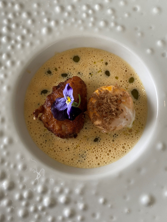 Os pratos principais passam pelo bacalhau tradicional reinventado, em tempura, com gema de ovo coberta de Trufa Branca d’ Alba.