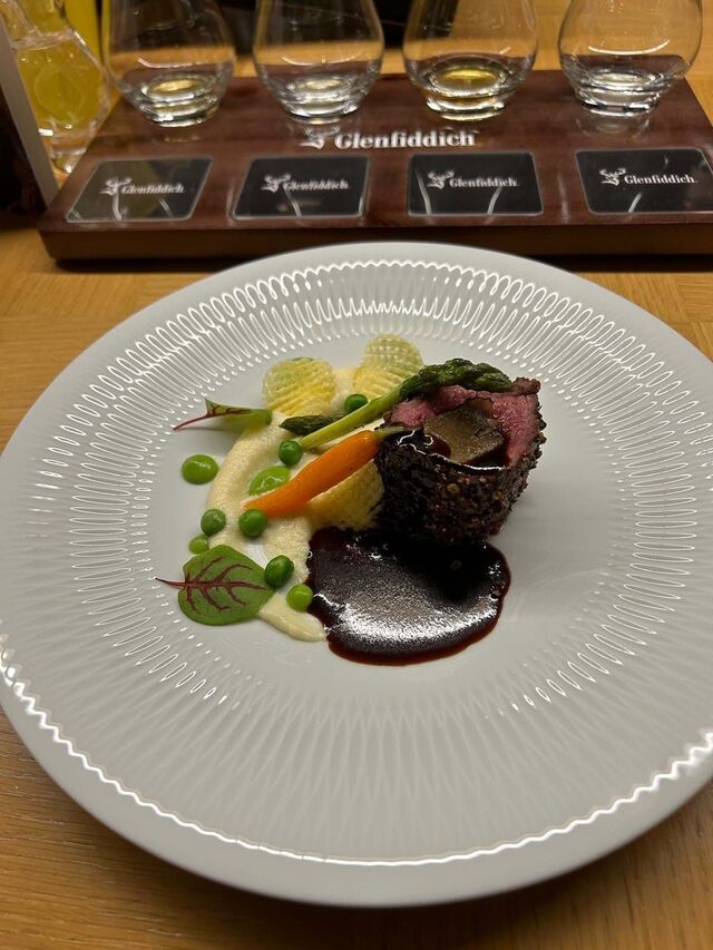 Um Chateaubriand de Rúbia Galega, puré pastinaca, trufa, ervilha fumada e molho moscatel. Delicioso. No copo, Glenfiddich Fire & Cane, moscatel roxo e Palo Santo em copo pincelado com manteiga de amendoim e pó de ouro.