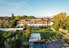 O paraíso é um tanque de água quente numa estufa de ananases