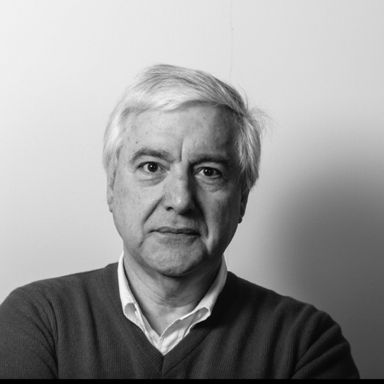 Um dia na vida de Francisco Seixas da Costa. "Faço parte das pessoas para quem trabalhar nunca foi um peso"