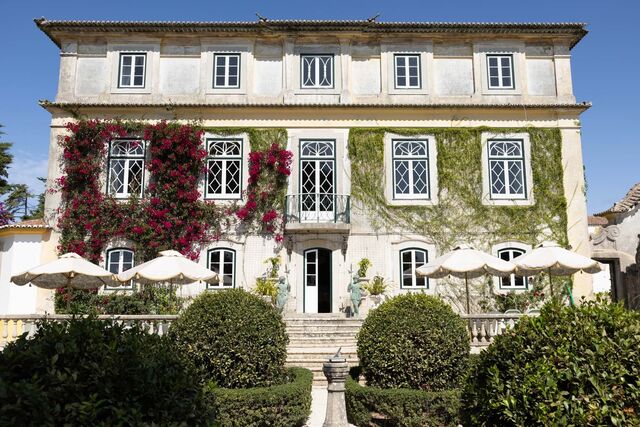 A Quinta da Fonte Nova localiza-se numa zona mais recatada de Rio de Mouro, a cerca de 10 minutos de Sintra e a 20 ou 30 de Lisboa.
