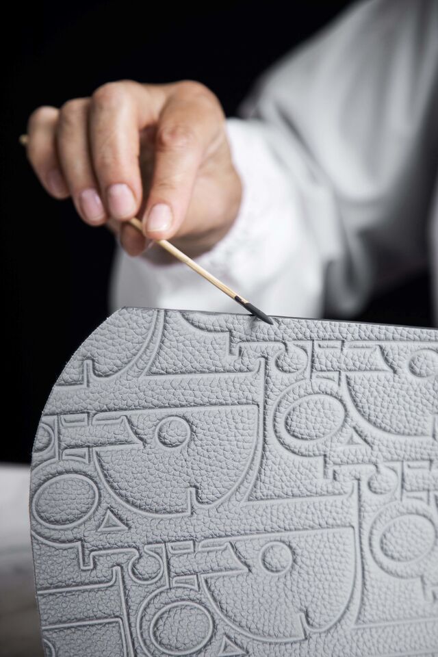 Tingimento manual da borda da mochila Hit The Road.