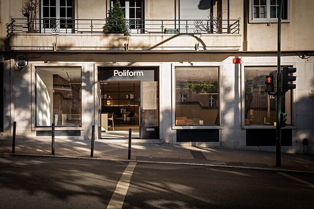 A nova flagship store da Poliform, com 500m² distribuídos por dois pisos, é uma homenagem ao design minimalista e à excelência dos materiais.