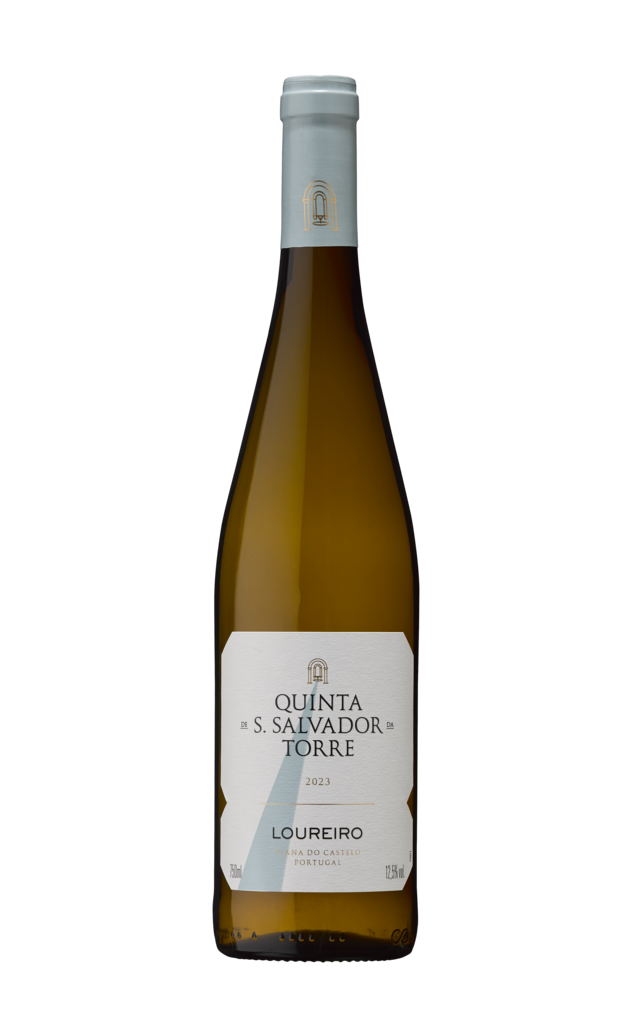 A história principal deste branco parece ser o primeiro vinho de uma propriedade histórica adquirida pela Granvinhos em 2022, em pleno Vale do Lima.