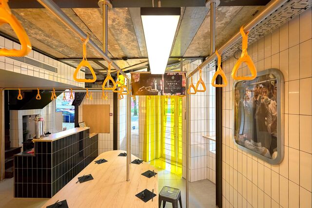 A arquitetura recria elementos característicos das estações japonesas, desde sinaléticas em néon até detalhes decorativos que evocam a modernidade e tradição do Japão.