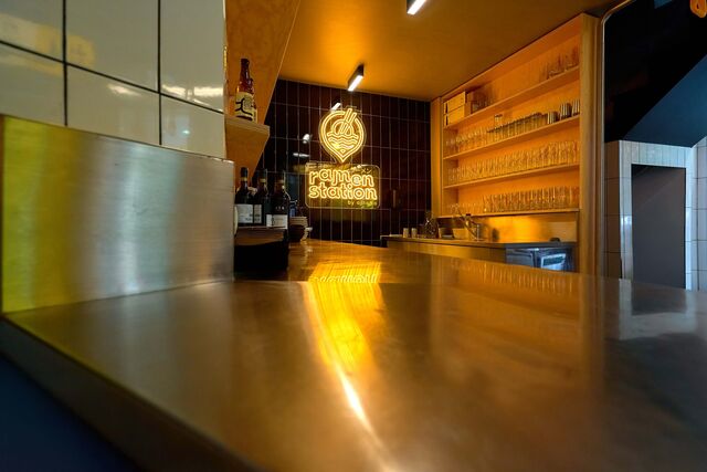 O conceito do Ramen Station foca-se na rapidez e na eficiência, algo essencial no dia a dia de quem procura uma refeição saborosa e descomplicada.