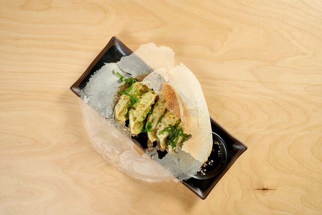As entradas incluem gyozas, tanto de carne como vegetarianas, que chegam à mesa com uma textura estaladiça e um sabor delicioso.