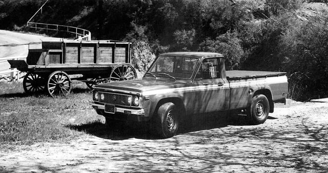 O peso da Mazda pick-up – 1299 kg para um comprimento total de 4.39m – quando comparado com os Ford F-150 (sim, já havia) e os GMC e os RAM e outros ‘trucks’, era um verdadeiro peso-pluma, e aí o motor rotativo assentava na perfeição.