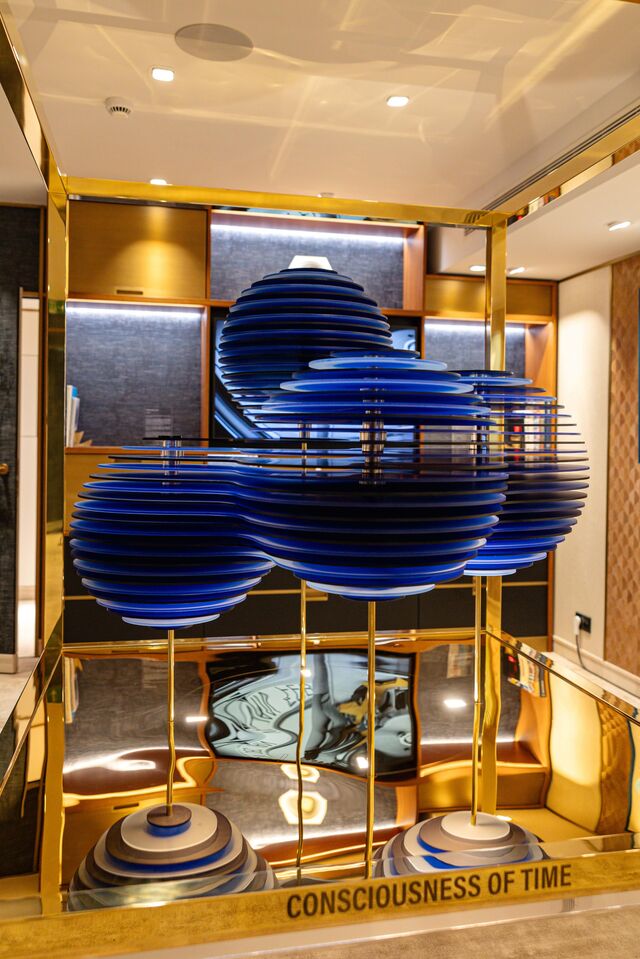 A peça é uma escultura de dimensões generosas, concebida em duas tonalidades de azul, ideal para ser apreciada a 360 graus.