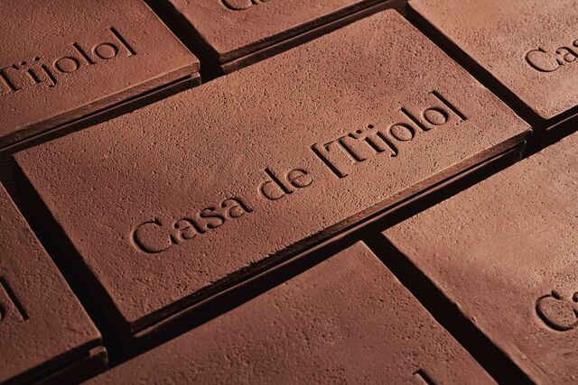 O Livro de [Tijolo] foi produzido a partir de argila local e papel reciclado com técnicas de impressão inovadoras e sustentáveis