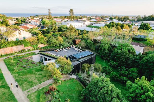 O hotel Senhora da Rosa tem dois restaurantes, um spa, piscina, 35 quartos e dois garden lodges